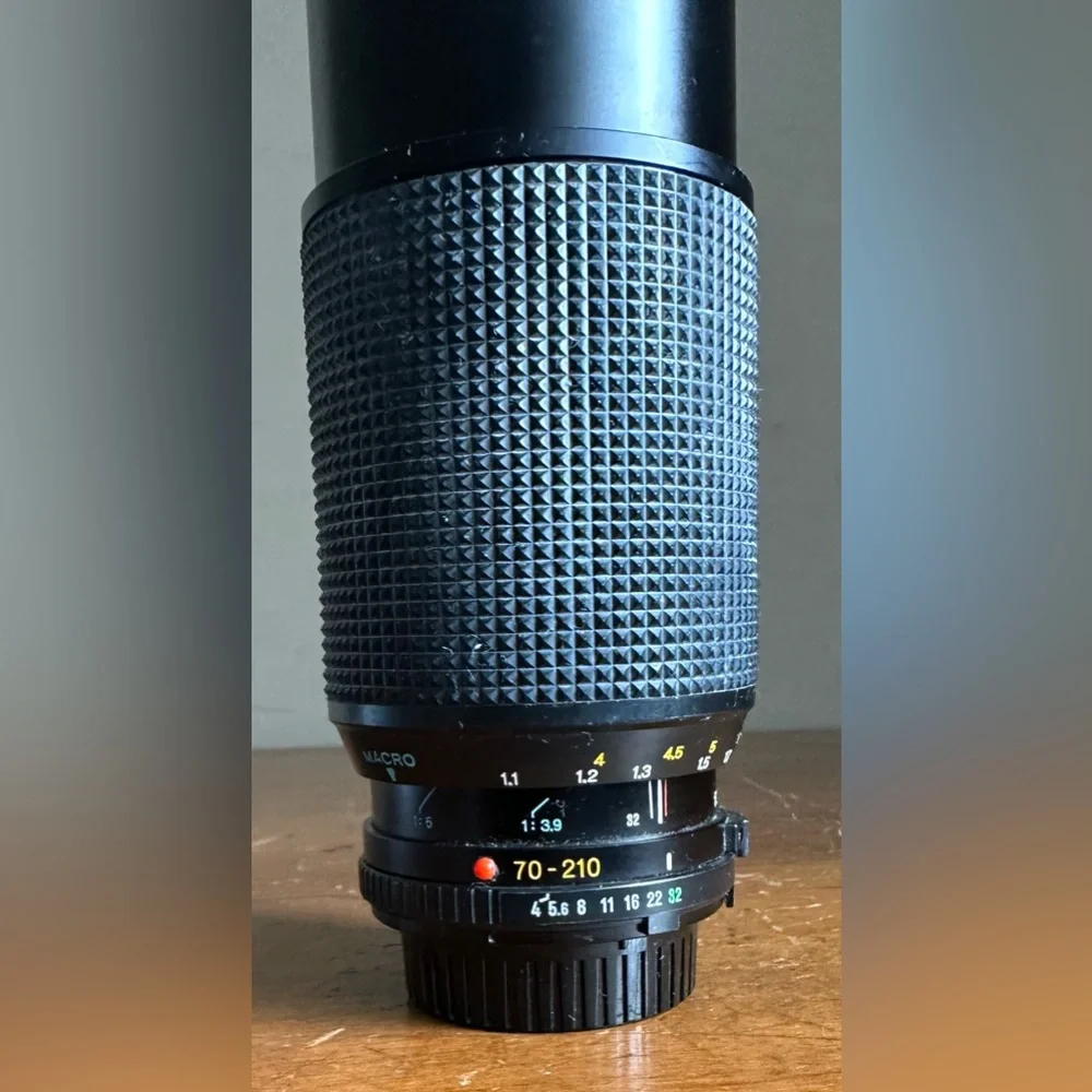 Black Camera Lens Minolta MD Zoom 70-210mm 1:4 Telephoto Lens w/ SunShade Hood